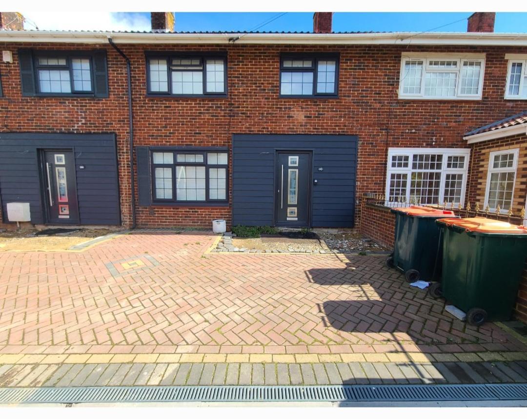 Roomz-Gatwick-London-Airport Parking-Travel Service Ifield Exterior photo